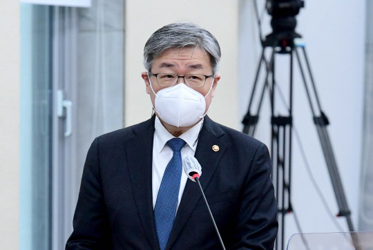 이재갑 고용노동부 장관이 22일 서울 여의도 국회에서 열린 환경노동위원회 산업재해관련 청문회에서 발언하고 있다. 연합뉴스